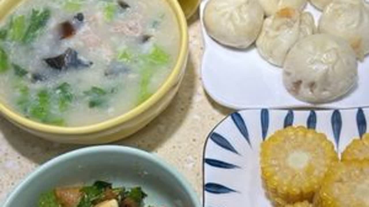 80后陪读妈妈，坚持每天早起给两个高中生做早饭，今天吃#小笼包 ，搭配#皮蛋瘦肉粥 ，再来一碗自己做的萝卜小咸菜。#陪读妈妈 #记录真实生活 #爱生活爱美食