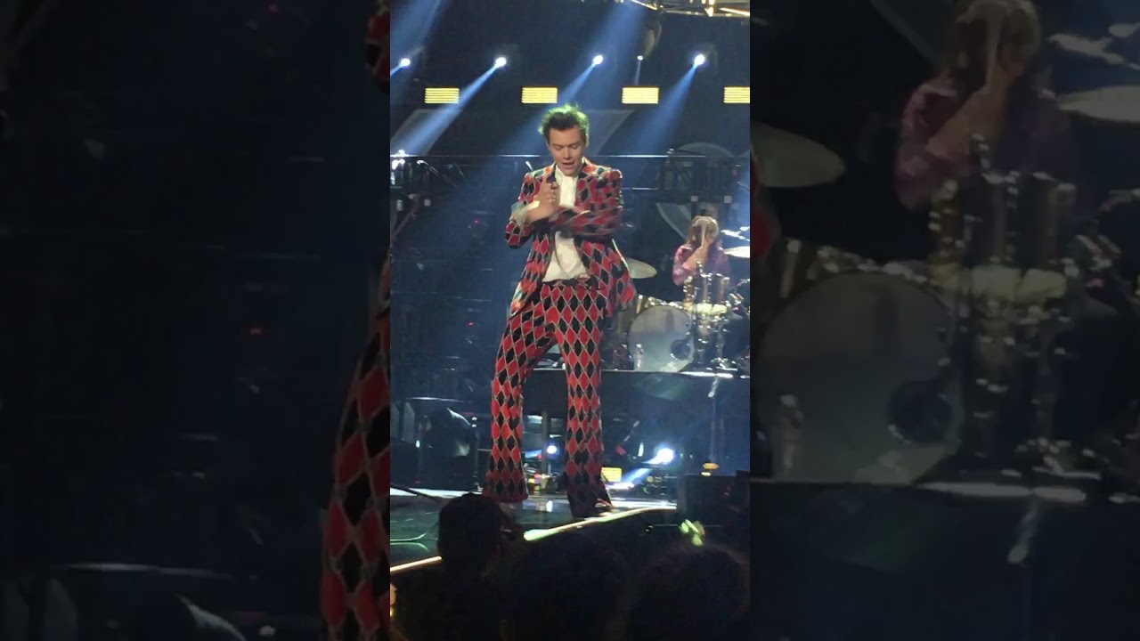 Harry Styles performing “Kiwi” at the iHeartRadio Music Festival 9/22/2017