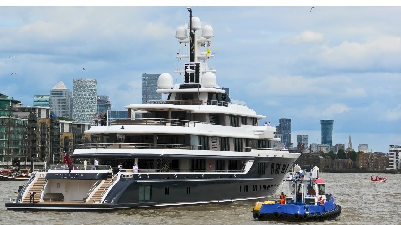 Superyacht MOONSTONE arrives in LONDON