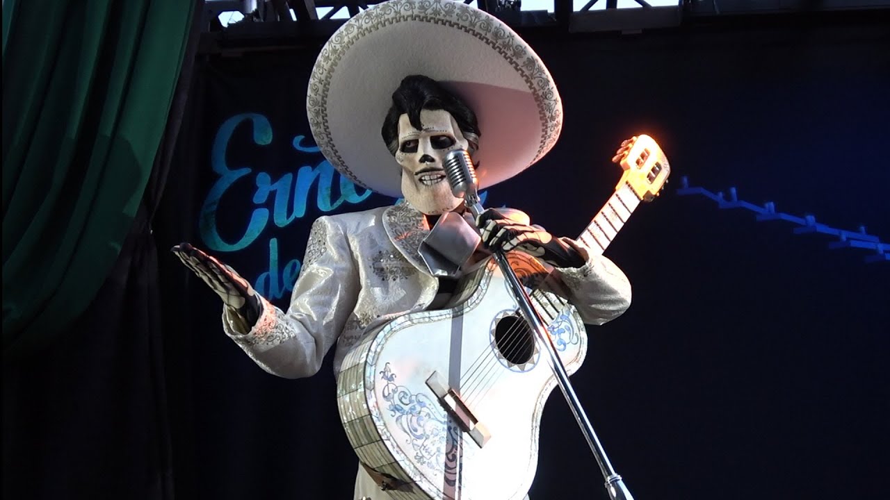 Ernesto de la Cruz Meets & Performs 