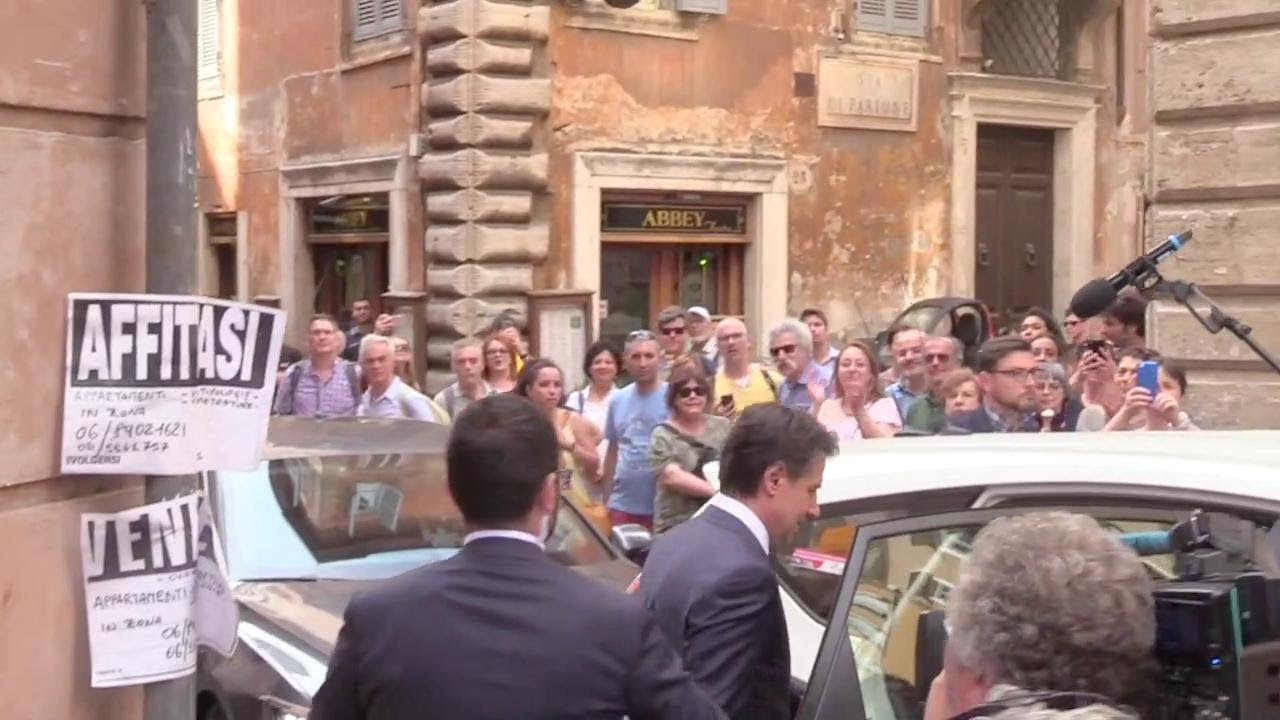 Governo, Conte esce di casa. Alle 19 va al Quirinale