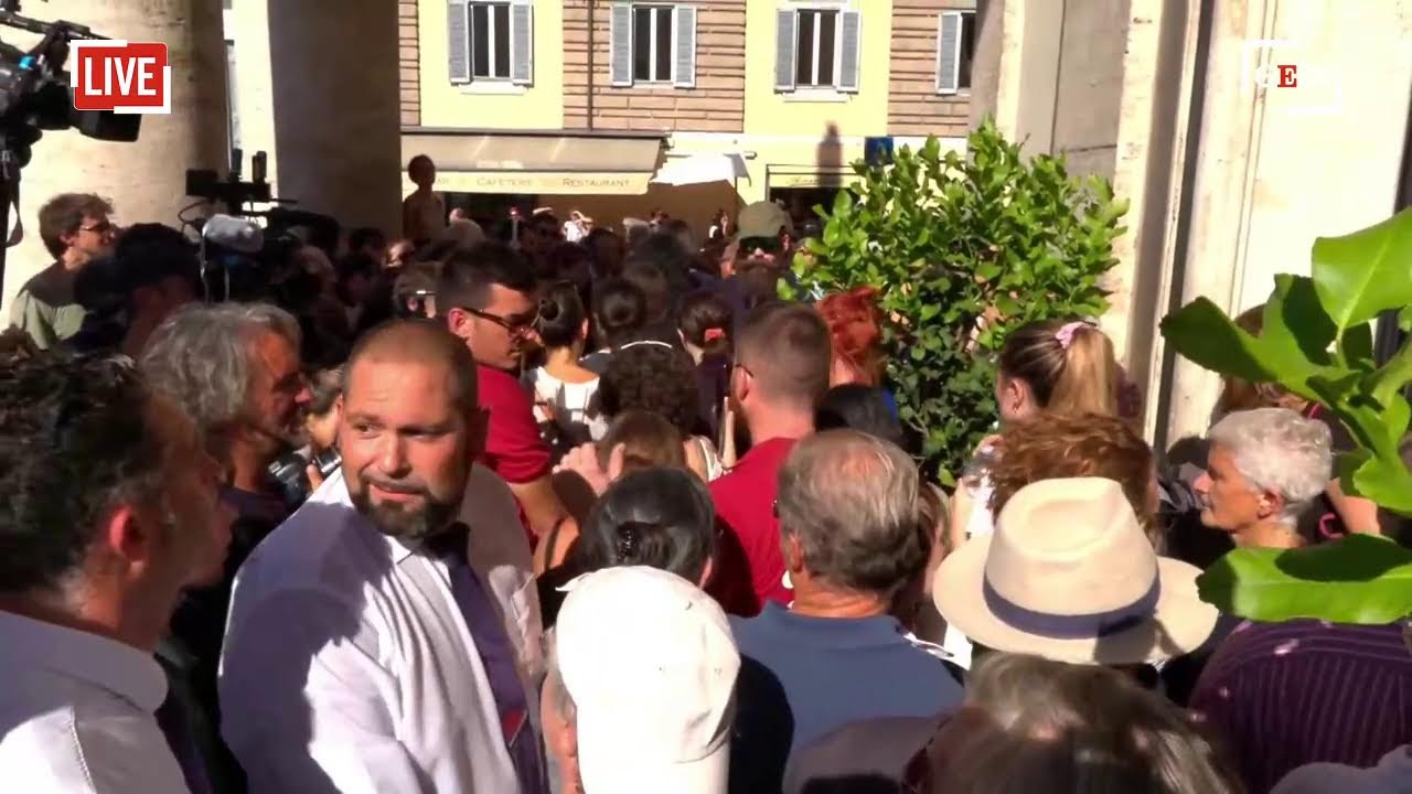 Addio a Michela Murgia, a Roma i funerali della scrittrice: la diretta