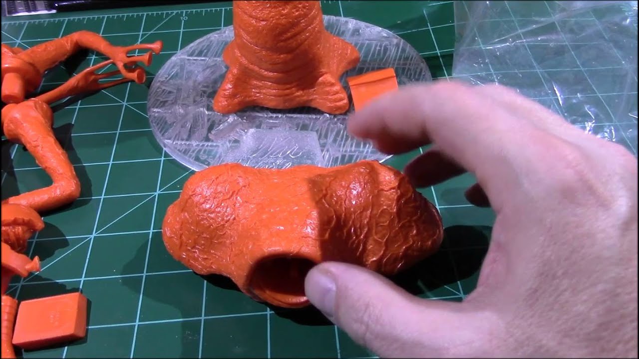 Unboxing the 1953 War of the Worlds Martian Figure Model Kit