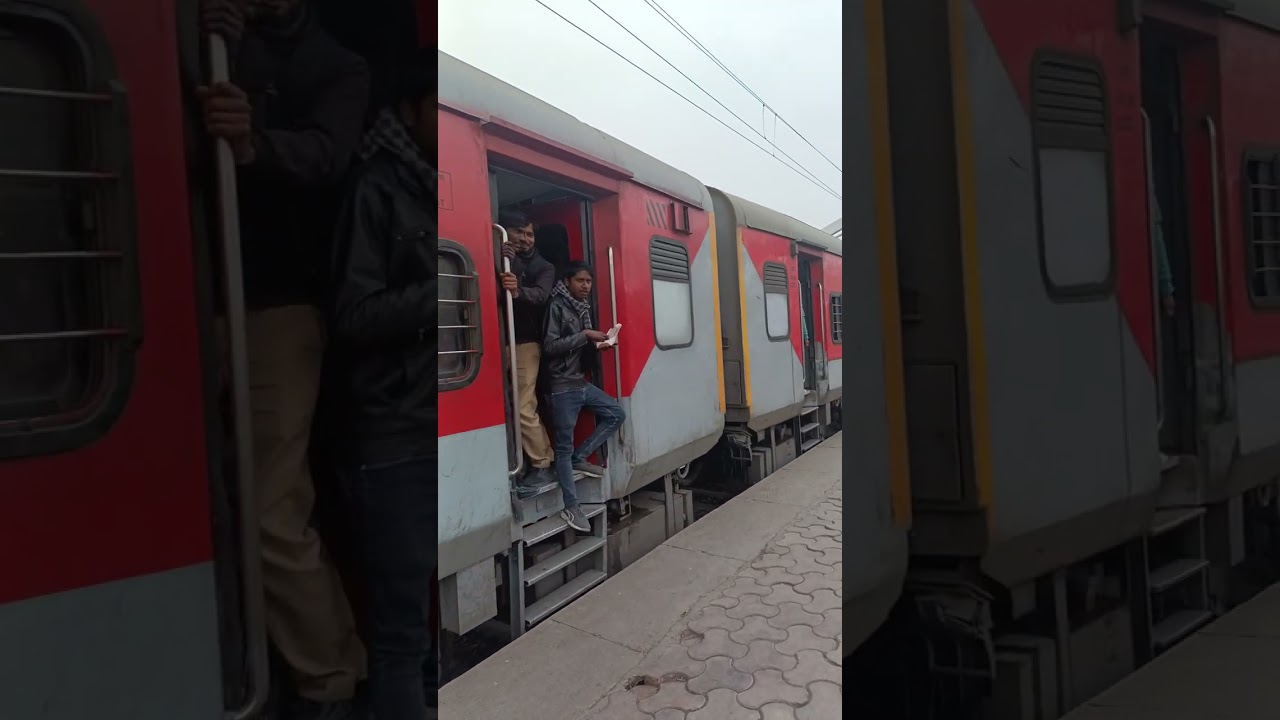 Chirenjivi express Nai Delhi #islamicarchitecture  #train  #video 😨😰🚉🚃