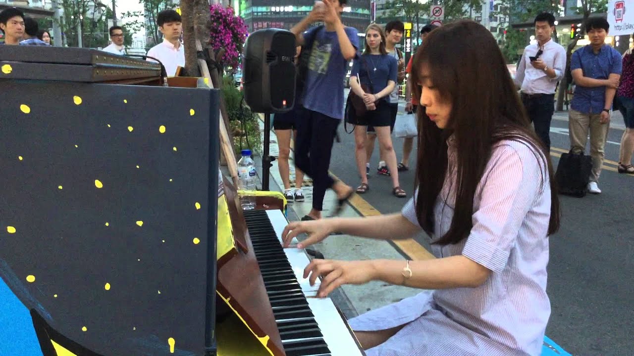 히사이시조의 Summer라는 곡을 길거리 피아노로 연주하는 문아람