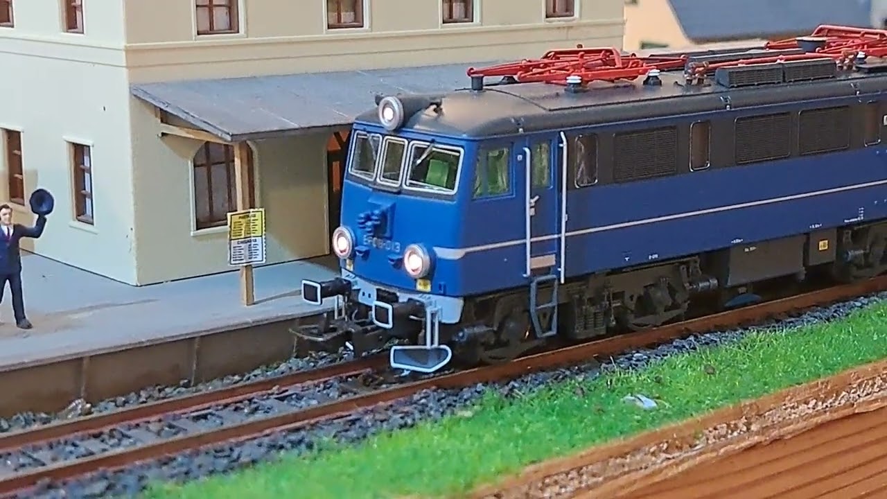 H0 PKP EP08 z wagonami pasażerskimi IC i Papugami