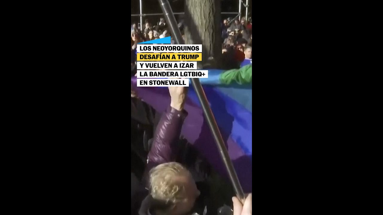 Los neoyorquinos desaf&iacute;an a Trump y vuelven a izar la bandera LGTBIQ+ en Stonewall #shorts