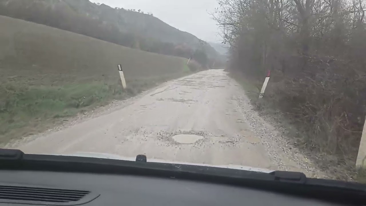 Condizioni in cui versa via destra Sillaro nel tratto prima del ponte della Mingardona