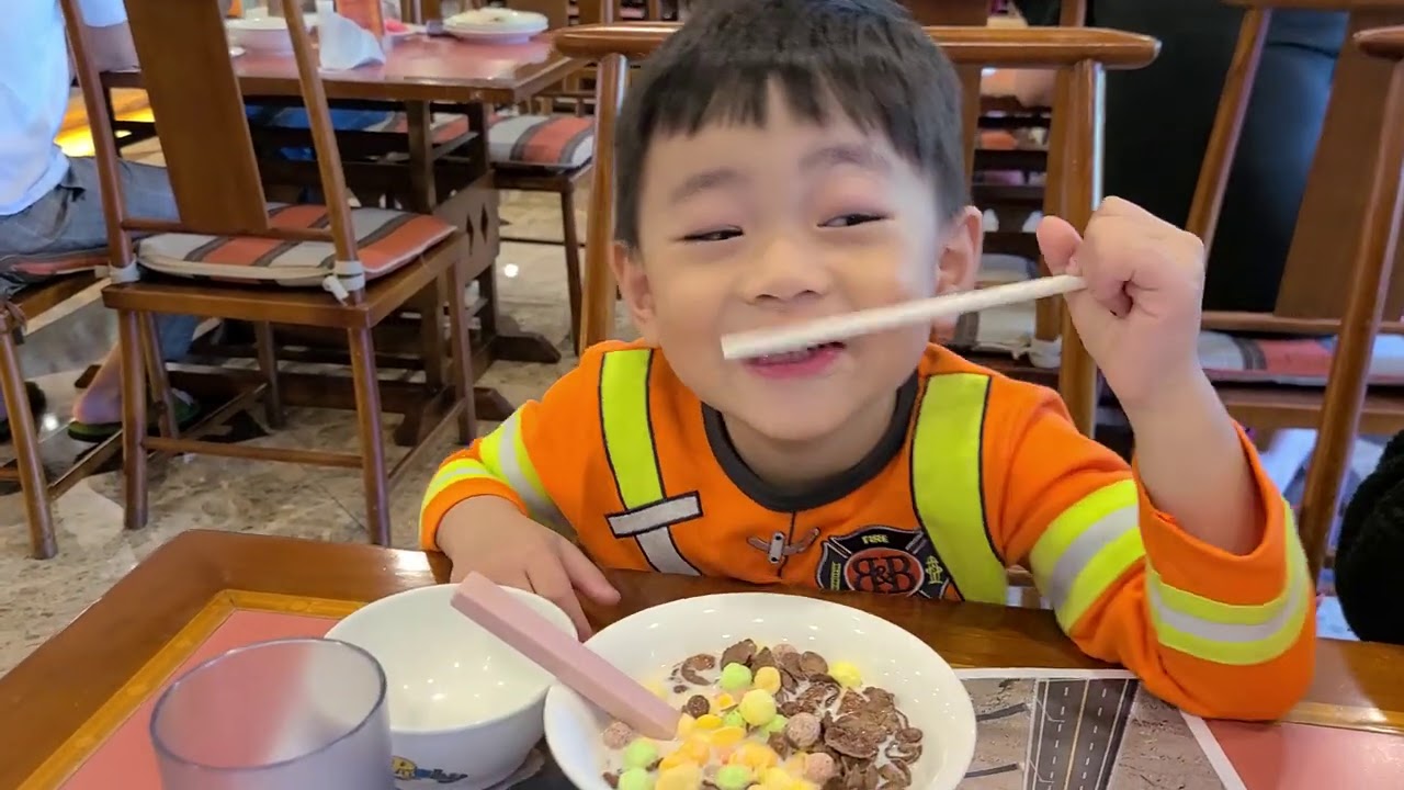 爸爸帶哥哥知本老爺吃早餐，媽媽跟弟弟還在睡