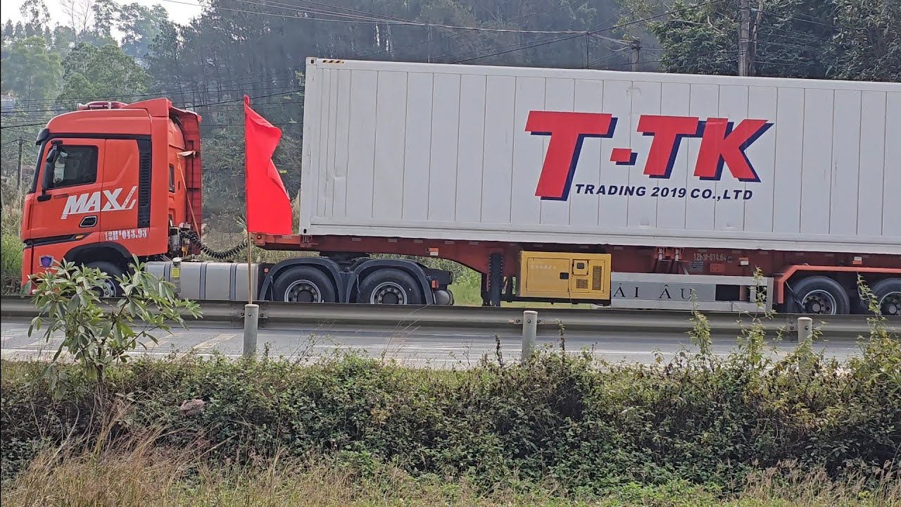 4K TRUCK IN VIETNAM - Xe đầu kéo, xe ben, xe container chở hàng nhộn nhịp
