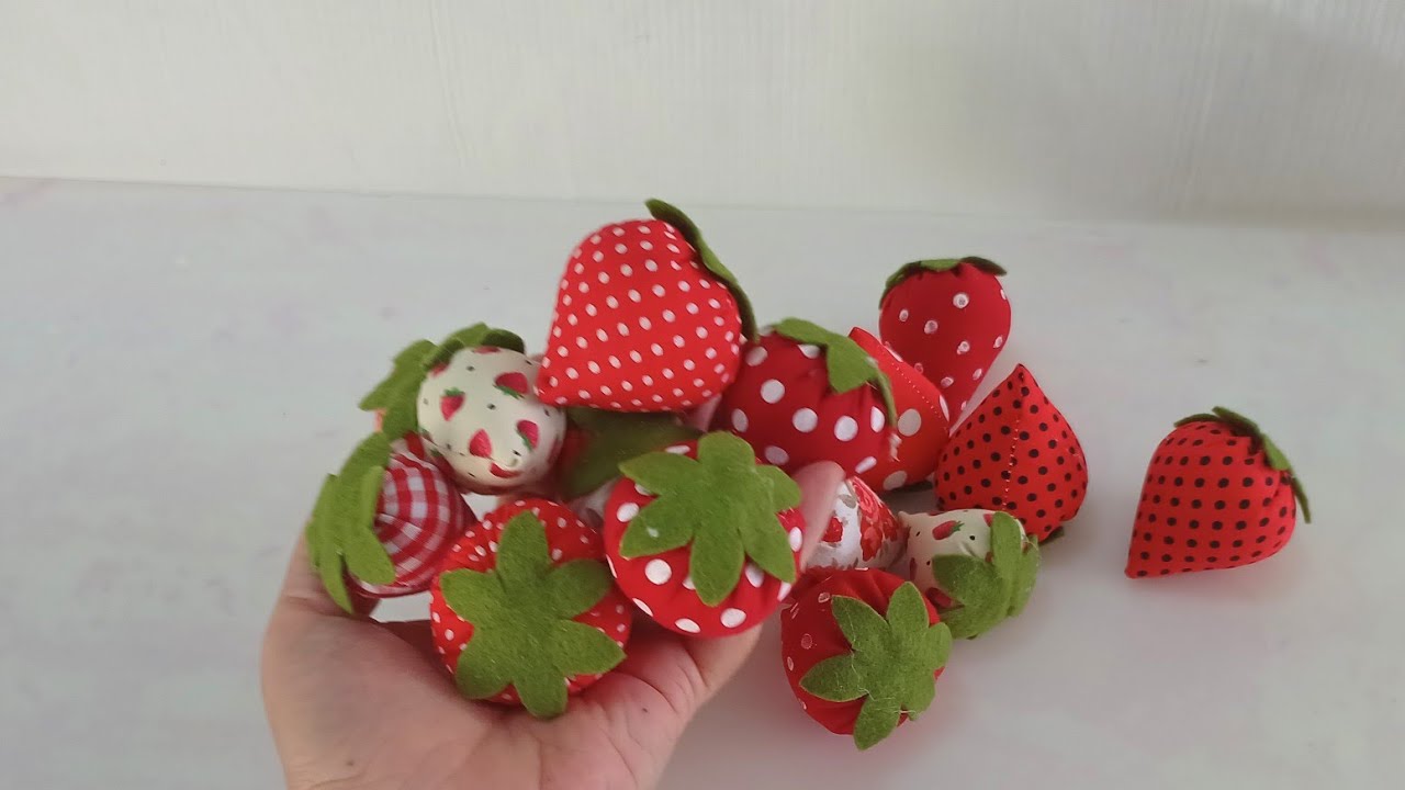 Veja como ficou lindo esse peso de porta de morangos 🍓 #artesanato #tutorial #morango #pesodeporta 