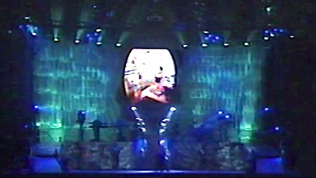 Britney Spears sings LIVE to Justin Timberlake ONSTAGE (3/6/2000)