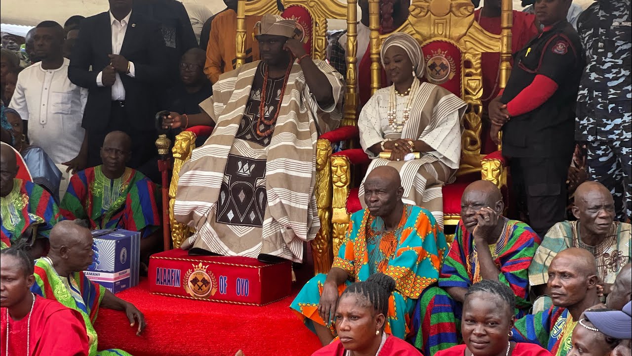 Alaafin Iku baba yeye ati olori se odun egungun oba l’ode oyo, orisirisi Ara lo sele nibe .