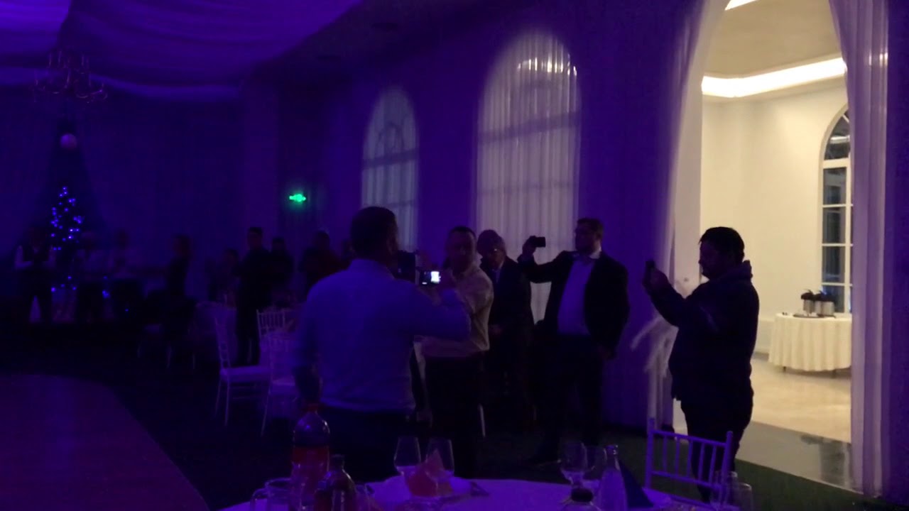 Mircea Dridea c&acirc;nt&acirc;nd imnul Petrolului