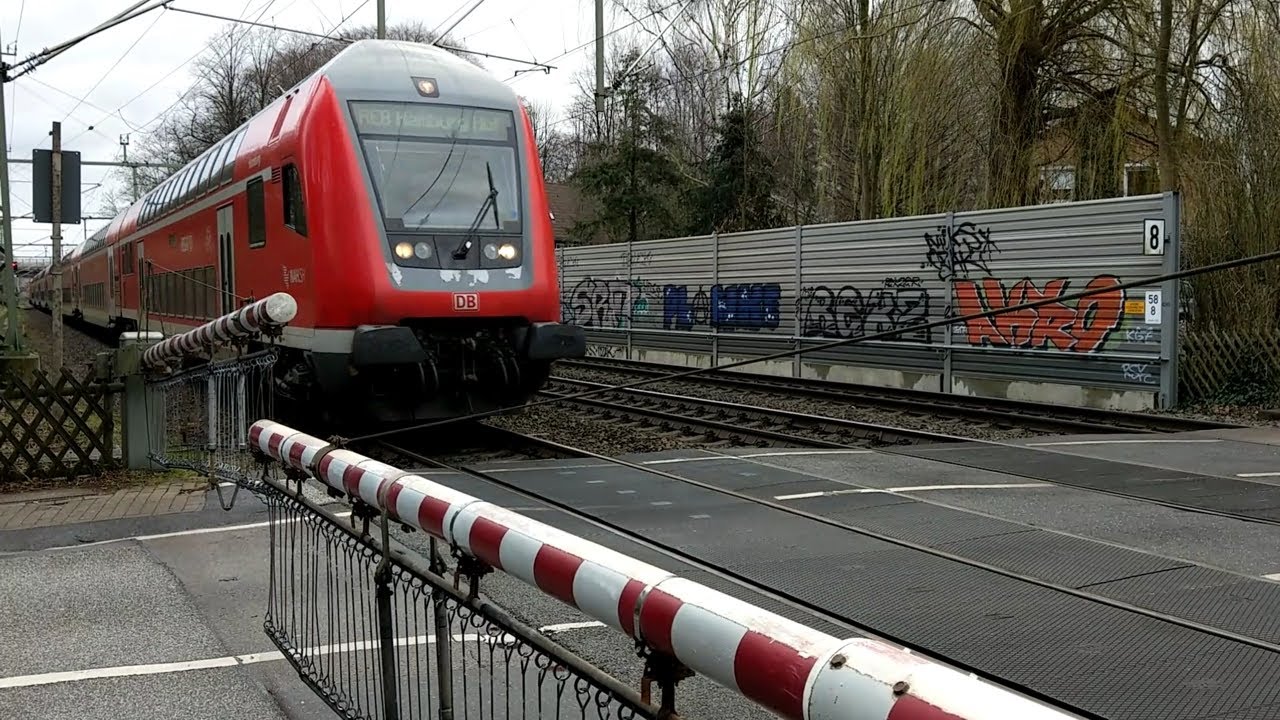Hamburg-Wandsbek – Bahnübergang Claudiusstraße (mit nicht ganz gesenkter Schranke)