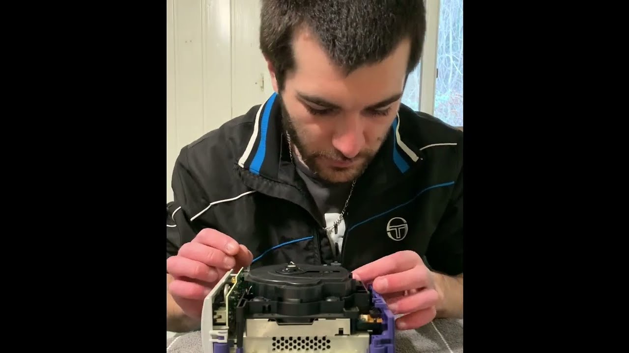 Démontage et nettoyage d’une GameCube ￼