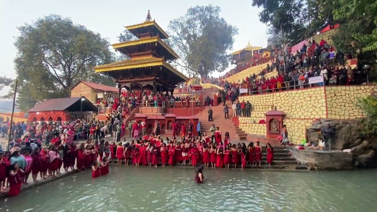 सलिनदीको पवित्र जलमा बिहान स्नान गर्दै श्री स्वस्थानी व्रतको आरम्भ 