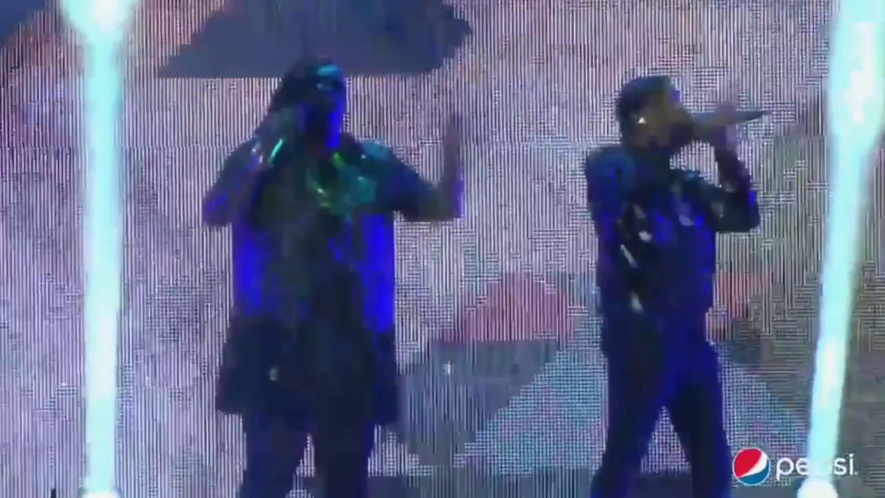 Zion y Lennox en pedida de mano cantando 