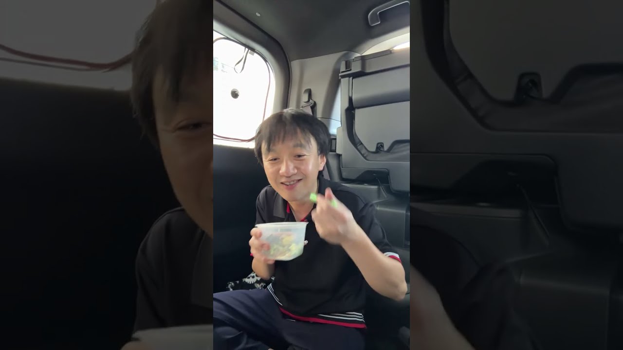 お弁当を食べてウクレレを弾きます。セイヤvideo /ギター1本で福岡ドームのステージに立ちたい がライブ配信中！