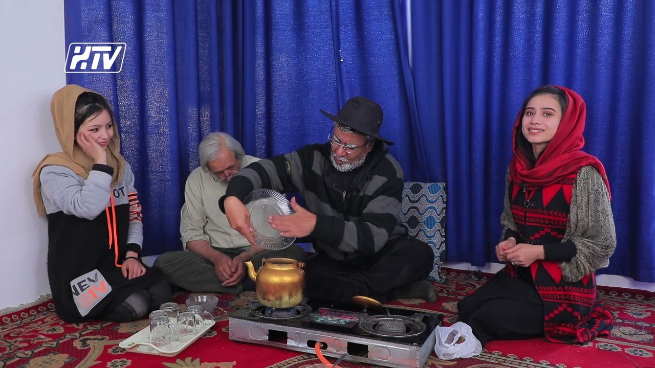 کاکا بابه چاوه آماده می‌کند.