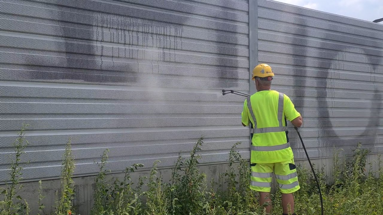AGS 5SR - usuwanie nietypowego graffiti z metalowego ekranu akustycznego