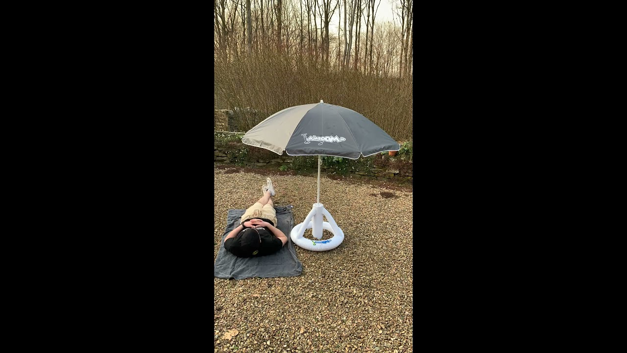AIRBOOM aufblasbarer Schirmst&auml;nder | inflatable base am Kiesstrand auf der Kiesfl&auml;che