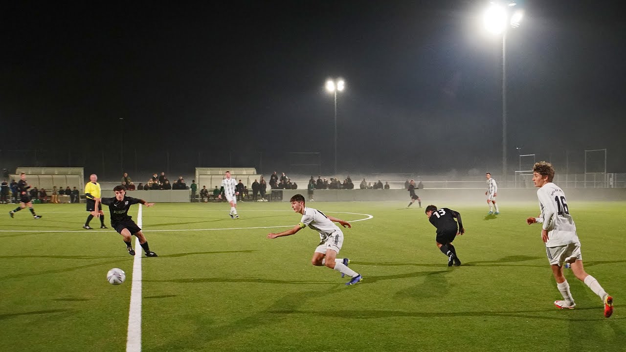 Überlegene A-Jugend SpVgg SV Weiden dominieren das Fluchtlichtspiel gegen den FC Weiden Ost