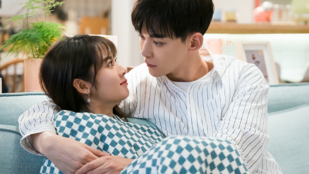 🎀【MULTISUB】灰姑娘给受伤男友抹药，两人沙发甜蜜相拥！#chinesedrama  #唐晓天 #邢菲 #霸道总裁 #甜宠 #剧有料 #drama #爱情#王楚然 #成何体统