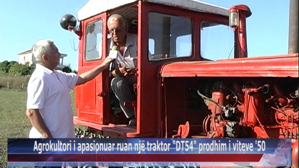 08 09 2015   Durrës, agrokultori i apasionuar ruan një traktor DT54 prodhim i viteve 50