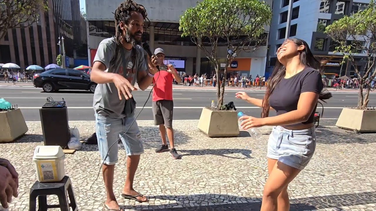 OLHA A HORA QUE O CANTOR DORME SUJO CHAMOU ESSA MORENA PRA DANÇAR RAÇA NEGRA CHEIA DE MANIAS KK