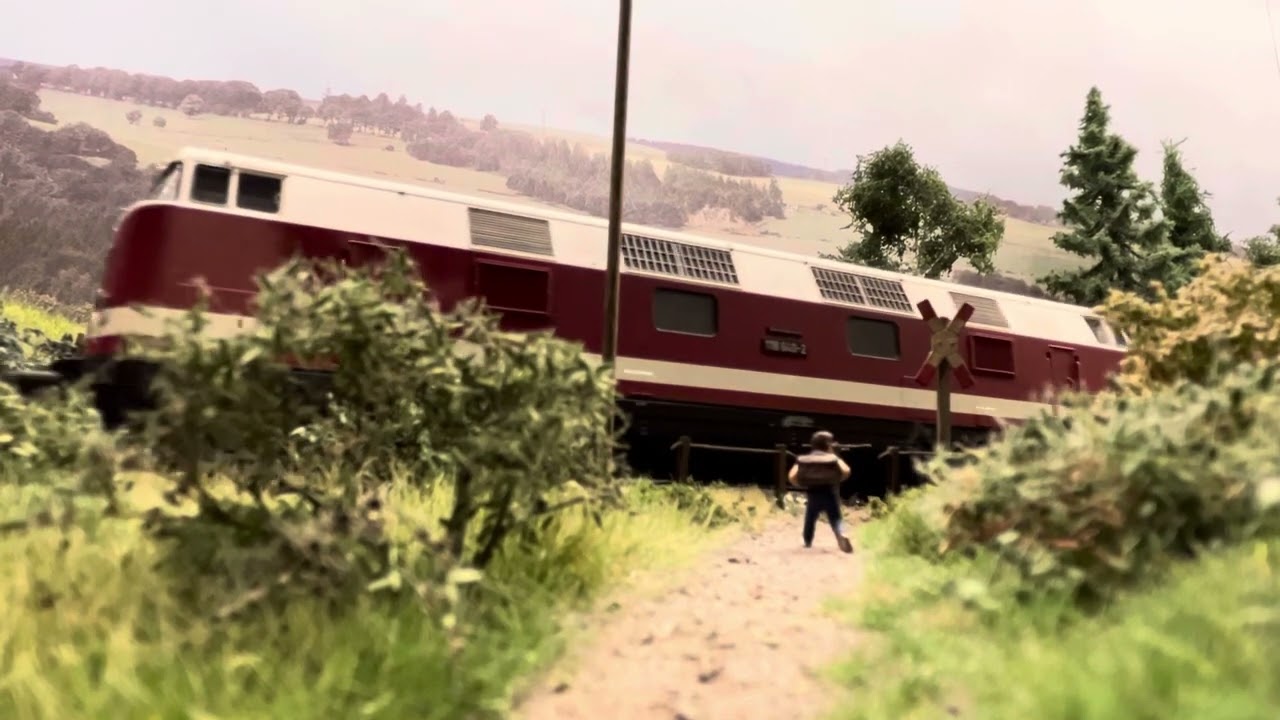 Ein Großdiesel mit Sonderzug auf dem Weg in die Berge