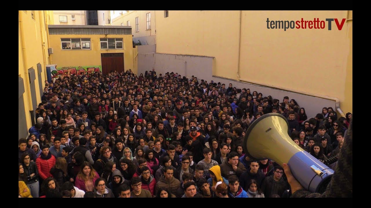 “Il Seguenza non si tocca”: da Piazza Duomo si alza il coro di studenti, professori e genitori