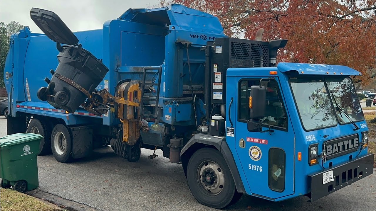 Houston Battle Motors New Way Sidewinder Garbage Truck Lid Flipping Zarns on a Sunday!