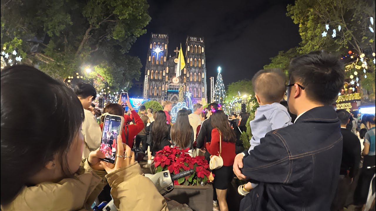 Hanoians Celebrate Christmas Differently From The Rest Of The World - Hanoi Walking Tour