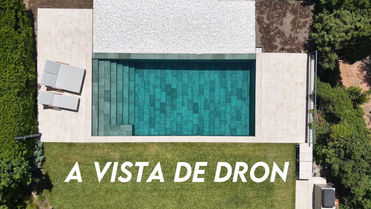 Piscina infinity a vista de dron