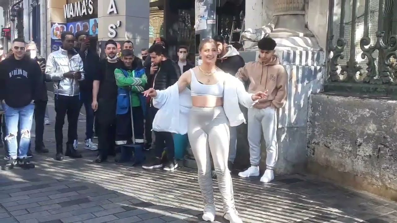 🙄❤️ #أجمل_رقص_تركي_وشرقي في #شوارع  #تقسيم_اسطنبولBelly dance in Istanbul Taksim