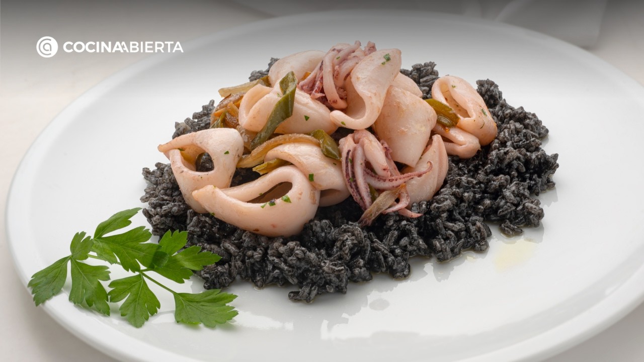 Salteado de calamares encebollados con arroz negro  | Receta de Karlos Arguiñano
