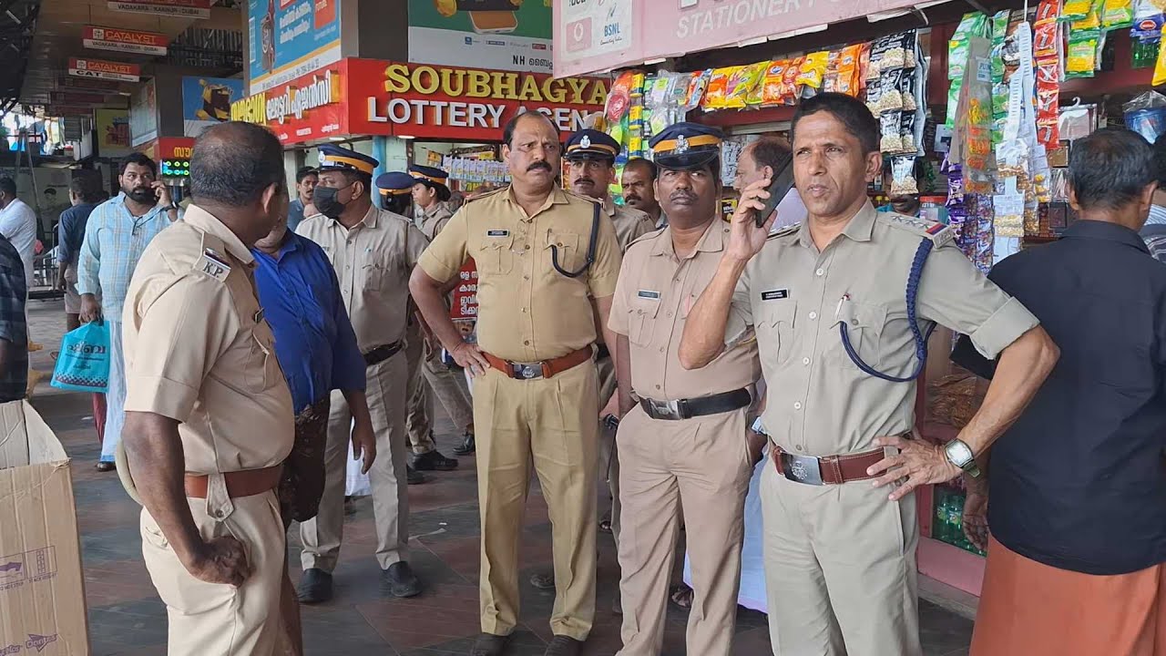 വടകരയിൽ ബൈക്ക് യാത്രികനെ ഇടിച്ചിട്ട് നിർത്താതെ പോയി; സ്വകാര്യ ബസ് തടഞ്ഞ് കൊടിനാട്ടി ഡി വൈ എഫ് ഐ
