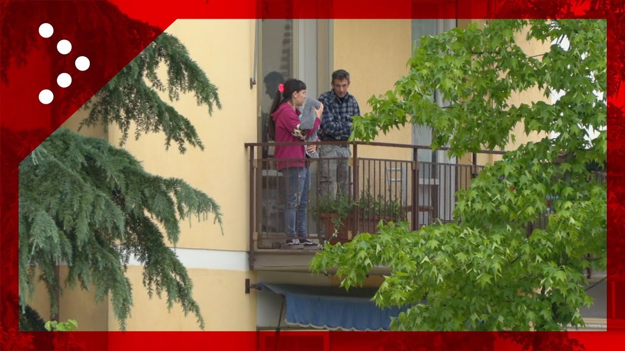 Alluvione a Faenza, persone bloccate in casa affacciate ai balconi