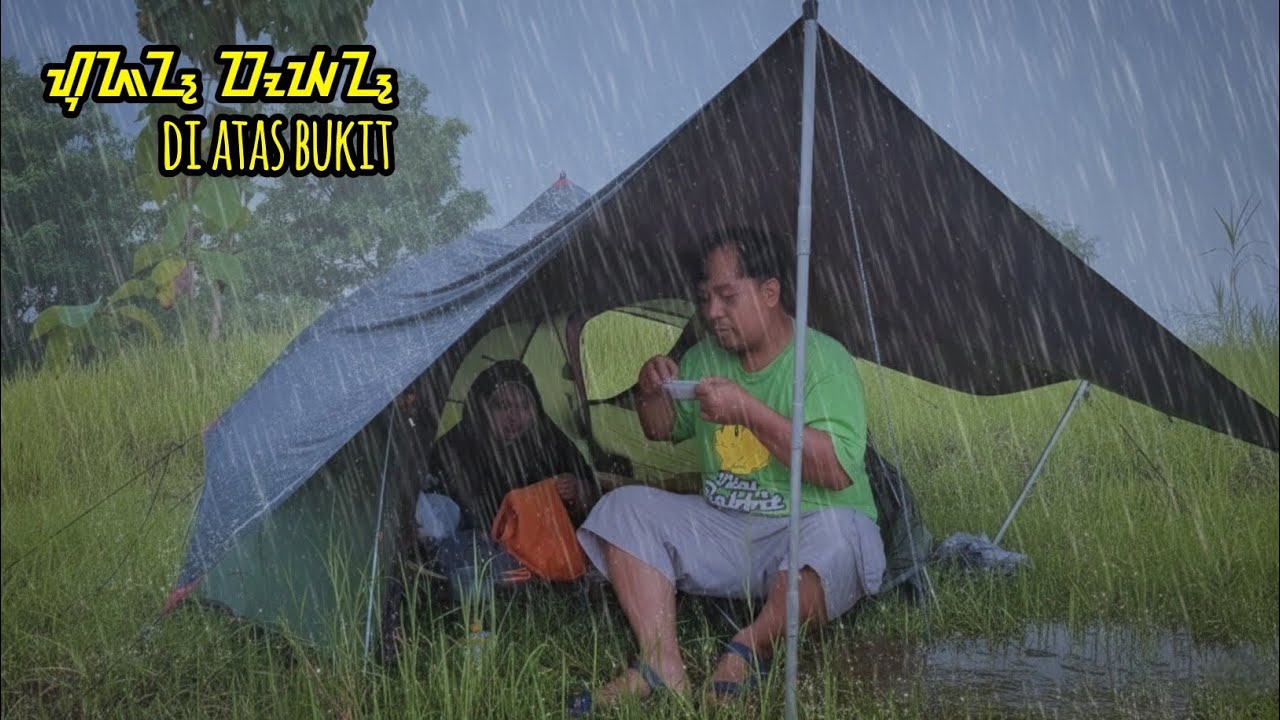 Camping hujan deras di atas bukit