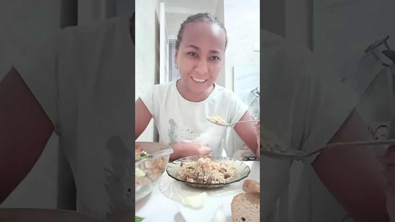 ЗДЕСЬ ЕСТЬ ЛЮБИТЕЛИ ПЕРЛОВКИ? )) Вкусная перловая каша с мясом и салатик))  #mukbang #еда #food