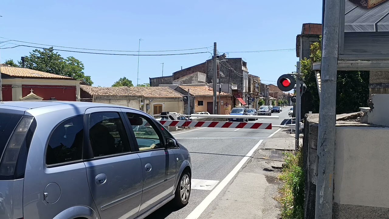 Passaggio a Livello Piedimonte Etneo (CT) // Railroad Crossing // Spoorwegovergang