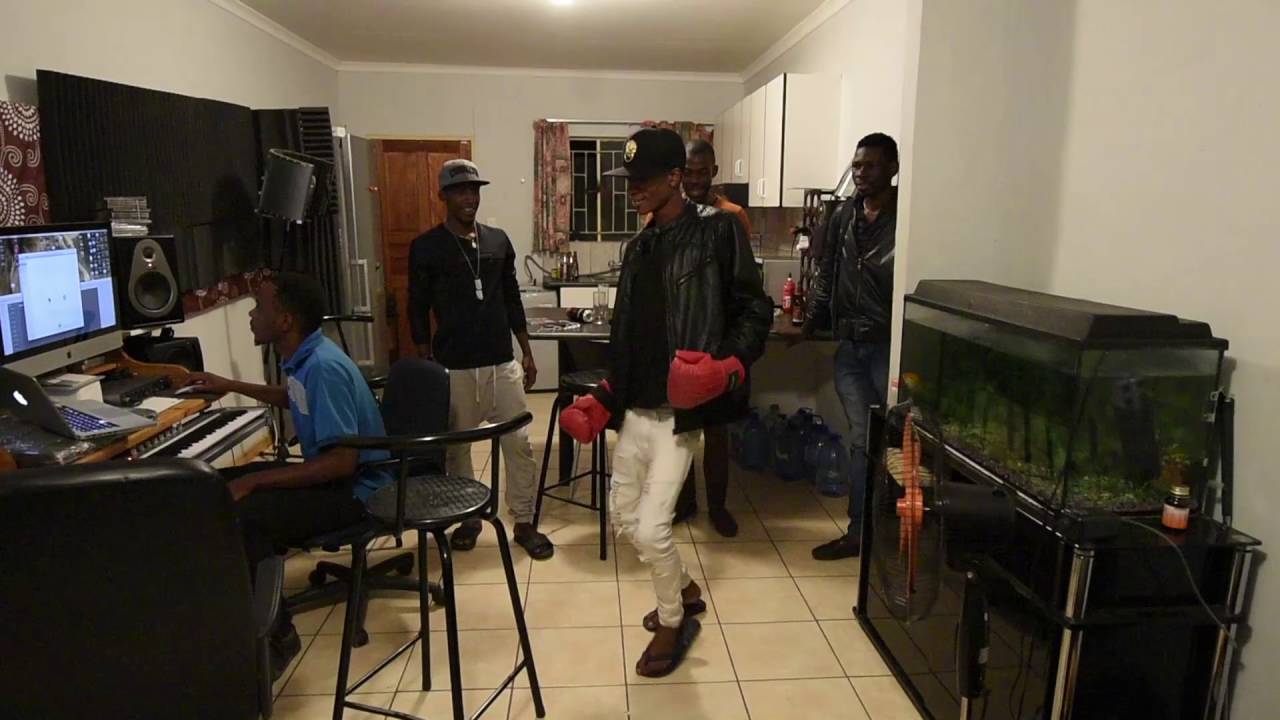 Baixinho Requintado, Salada Russa, Dj Snoop, Dj Olicio and Super Producer Istinja Pitt-Bull cooking.