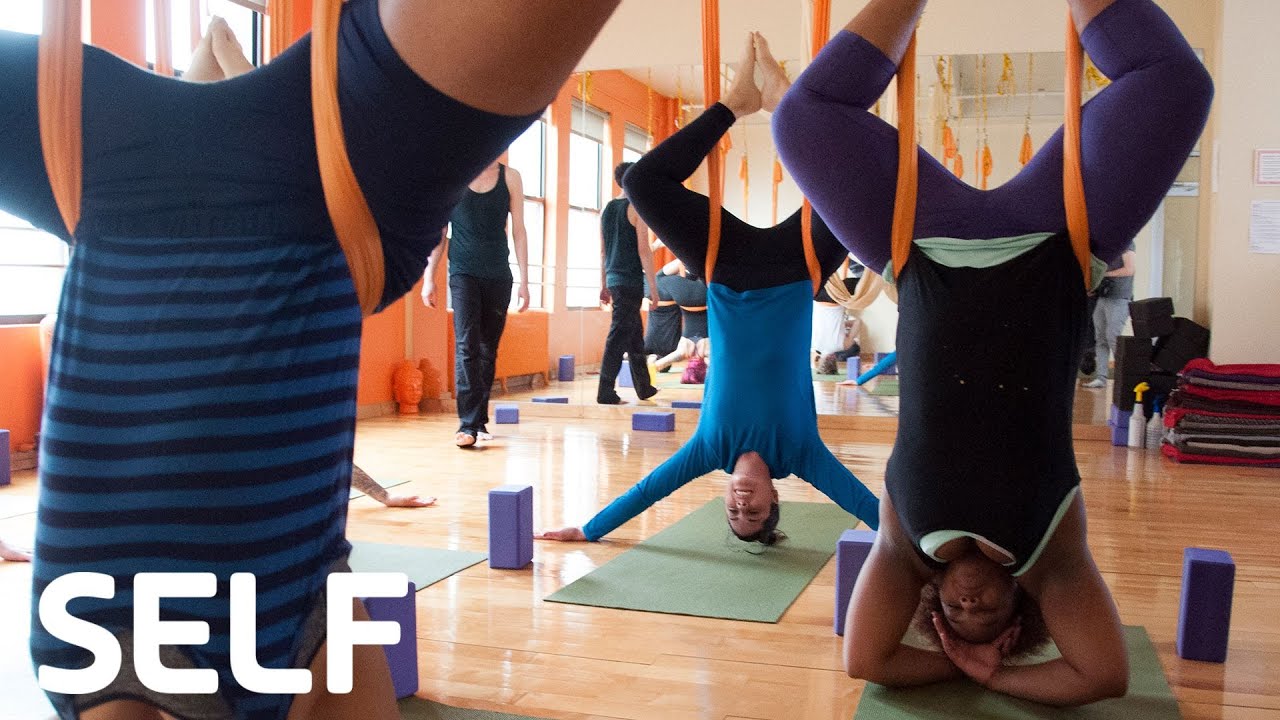 Laura Prangley Reacts to Aerial Yoga &ndash; Comedians Try Hot New Workouts &ndash; SELF&rsquo;s Girl vs. Sweat