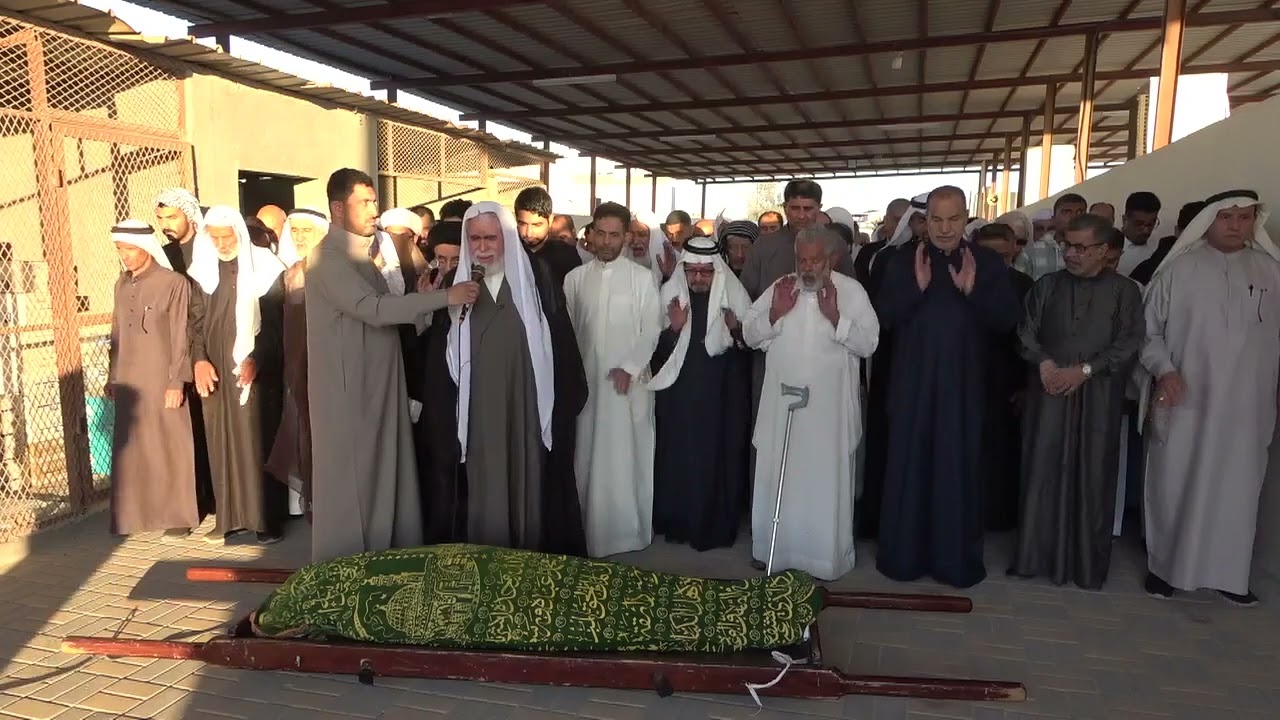 سماحة العلامةالسيد هاشم الخباز يؤدي الصلاة على جنازة المرحوم الخطيب الملا الأستاذ الحاج حسين آل صفر