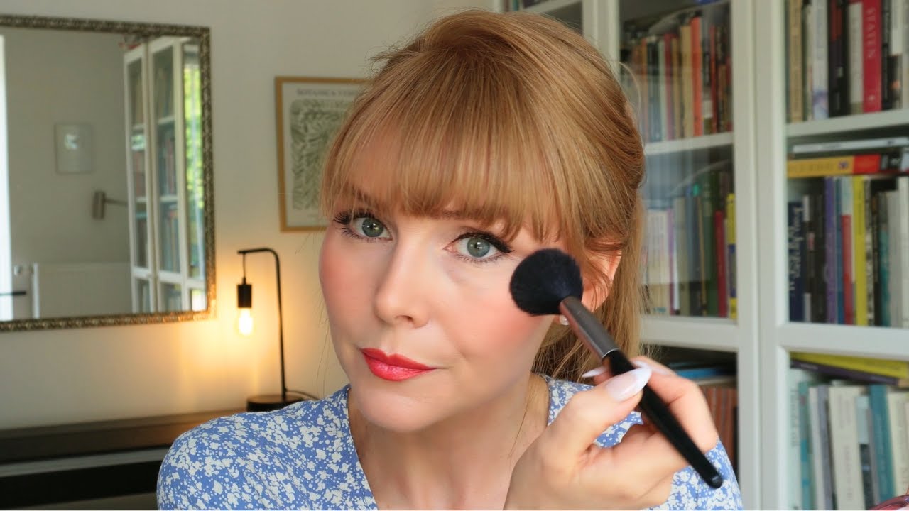 ASMR What’s In My Makeup Bag 💋 Soft Spoken Show & Tell | Tingly Makeup Sounds & Girltalk