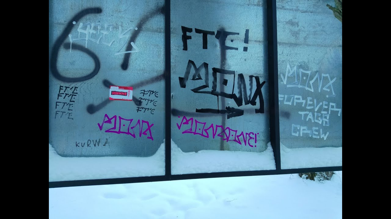 Toyowy dwuliterowy graff, tagi sprejami i markerami oraz wlepki