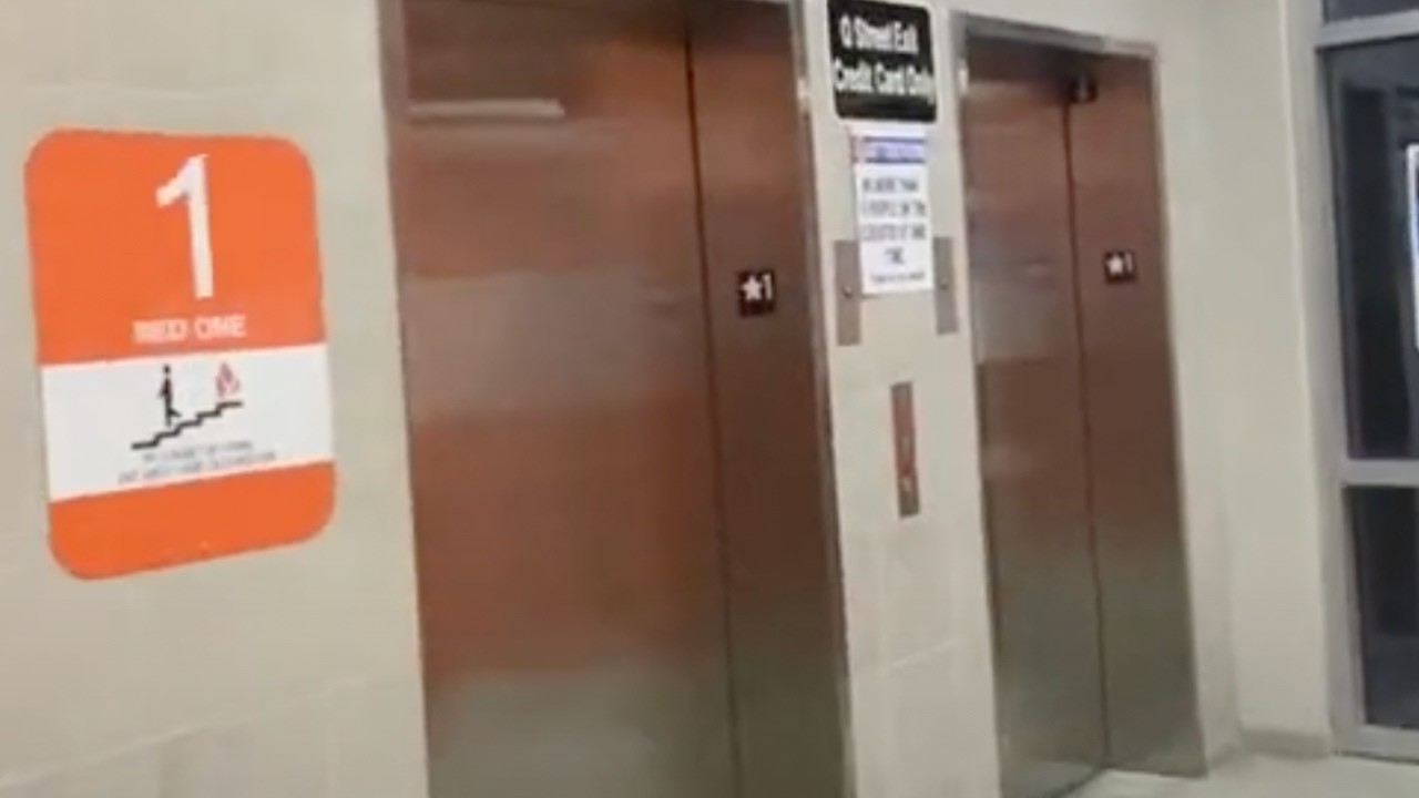 Езда на лифтах гаража в центре Линкольна, штат Небраска