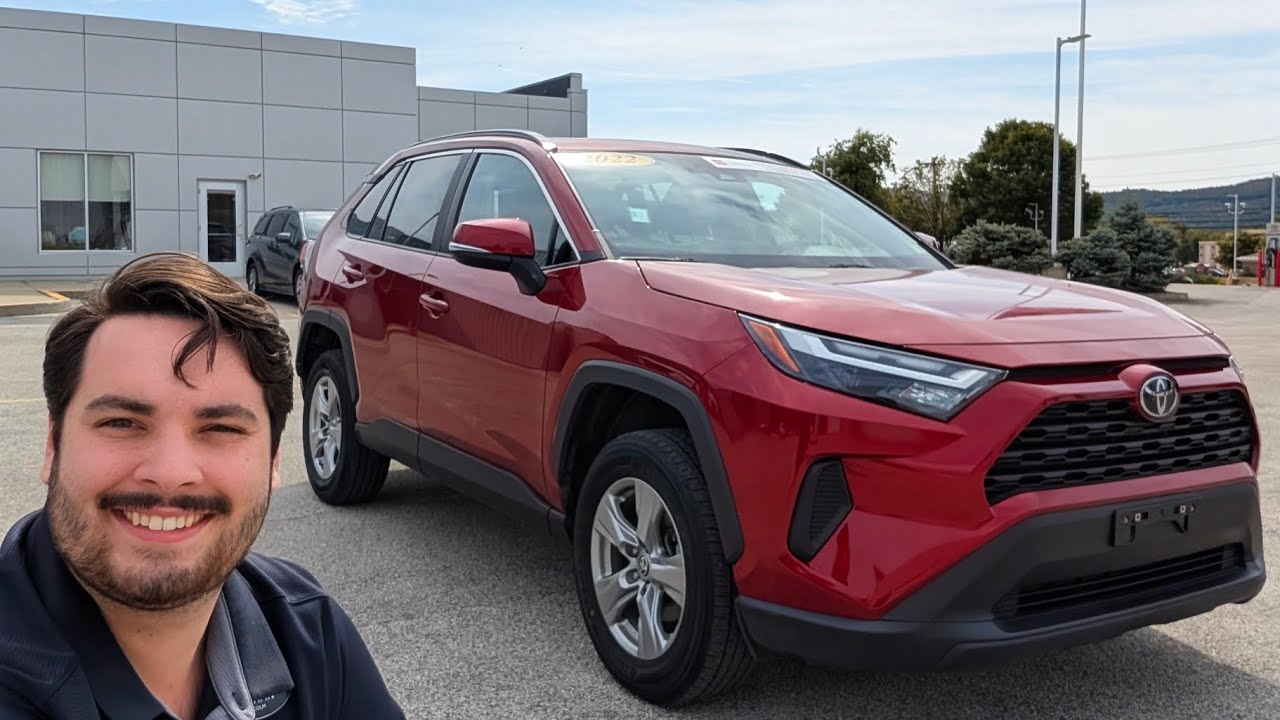 RAV4 XLE 2022 года с золотым сертификатом в цвете Ruby Flare Pearl