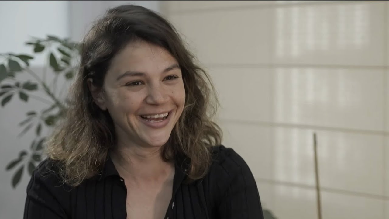 השחקנית ג'וי ריגר: 